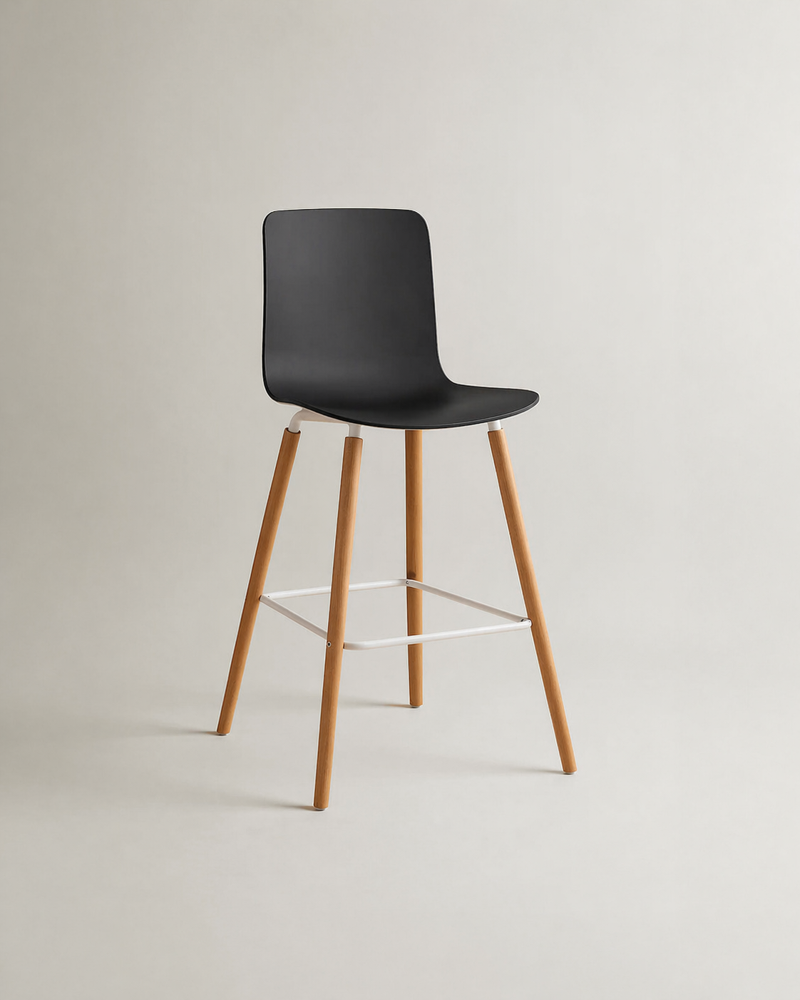 Casco Scandinavian Bar Stools – Set of 4 (Jet Black / Arctic White) – Outlet Outlet Products - Marcel Olsen