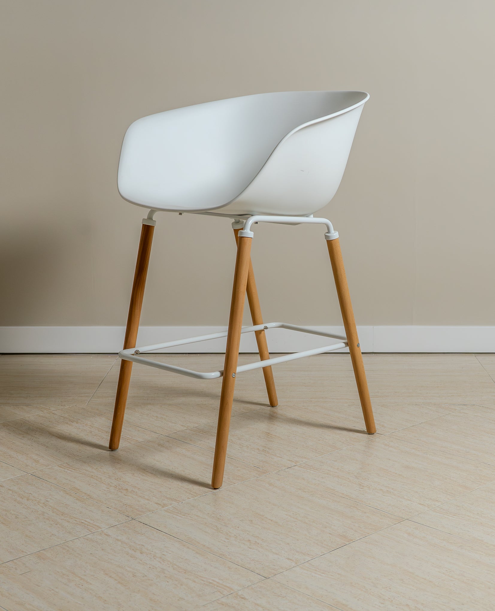 Casco Modern Bar Stool Armchair (Arctic White) – Scandinavian Style Shell Stool with Wooden Legs & Armrests (68cm) - Marcel Olsen