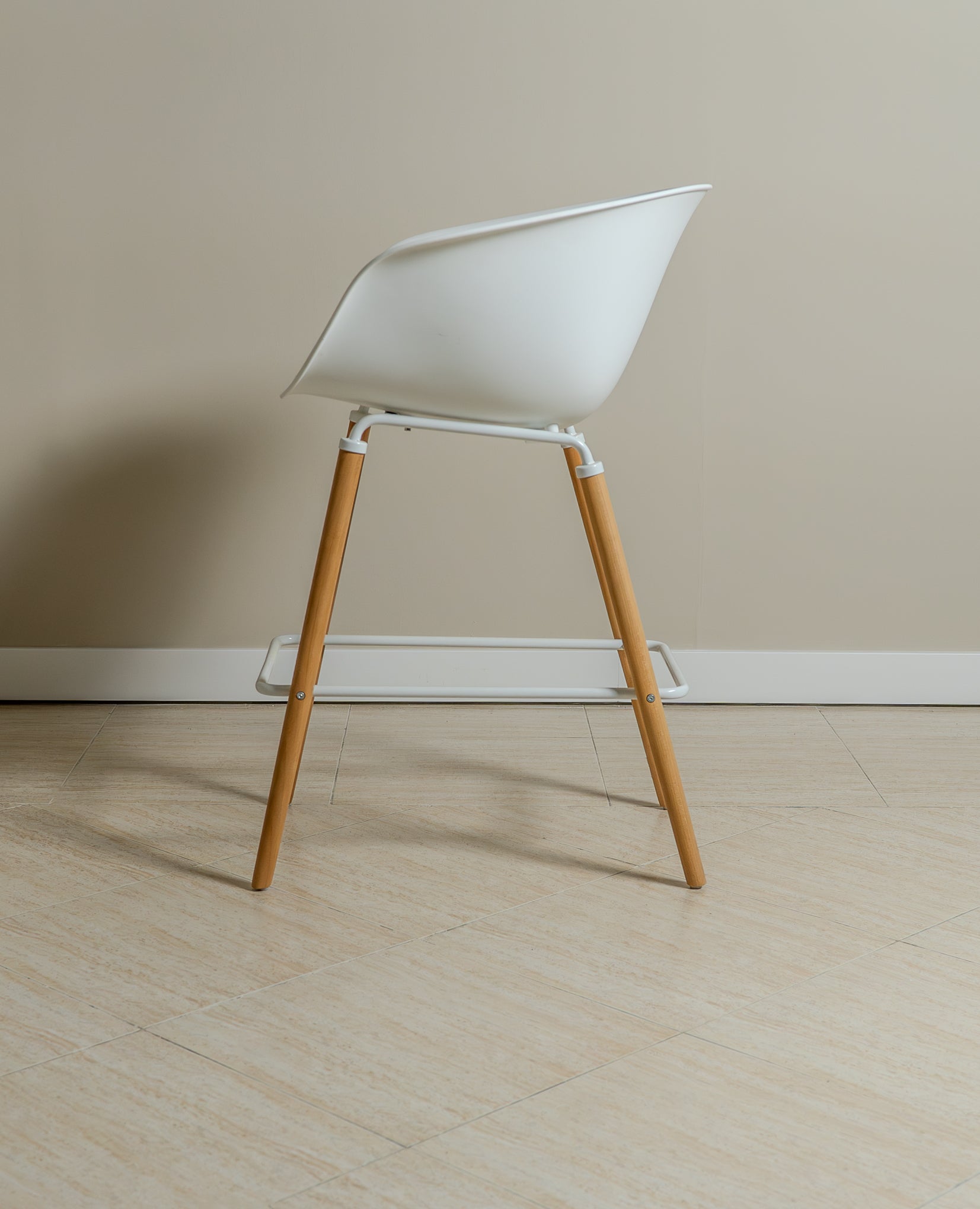 Casco Modern Bar Stool Armchair (Arctic White) – Scandinavian Style Shell Stool with Wooden Legs & Armrests (68cm) - Marcel Olsen
