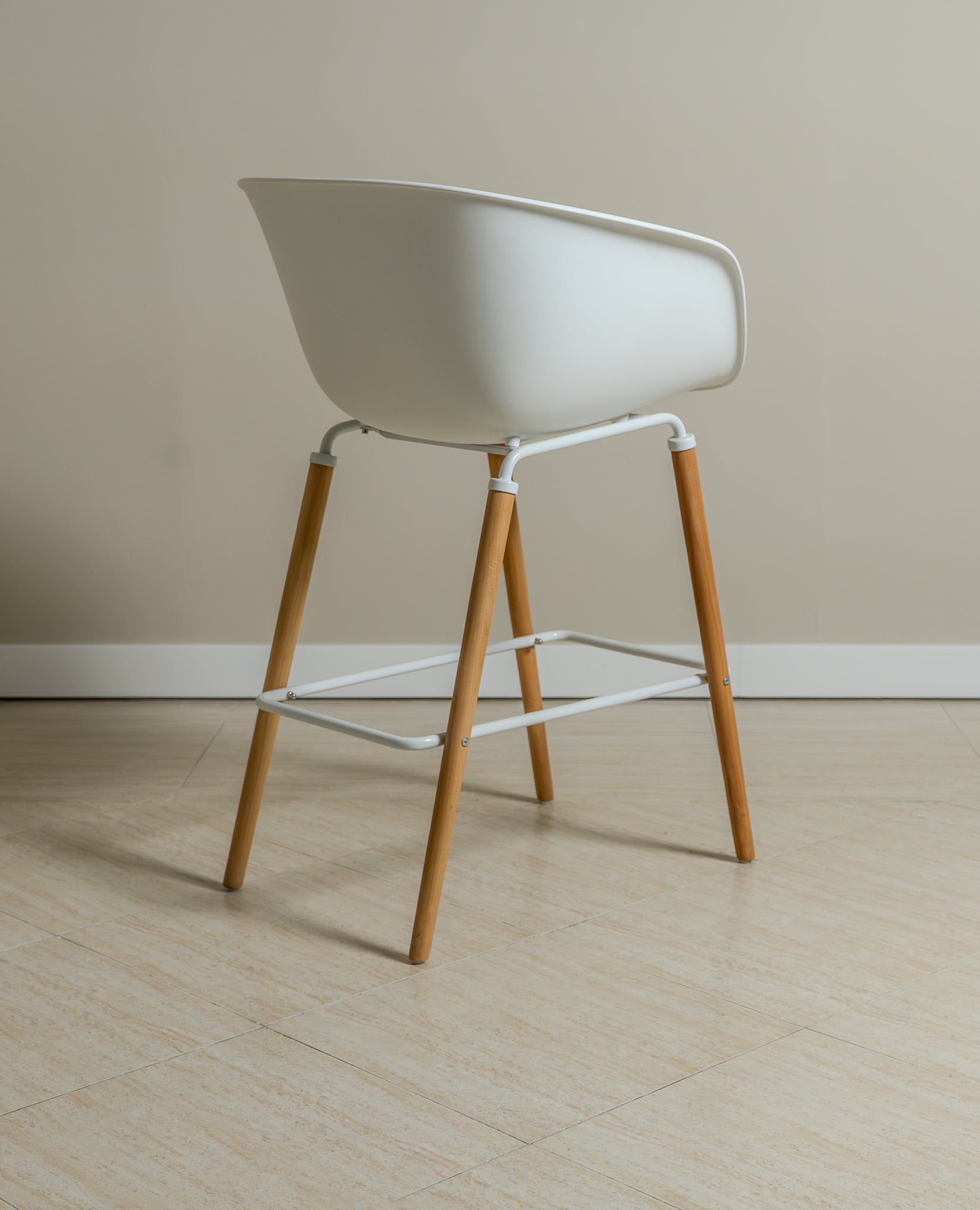 Casco Modern Bar Stool Armchair (Arctic White) – Scandinavian Style Shell Stool with Wooden Legs & Armrests (68cm) - Marcel Olsen