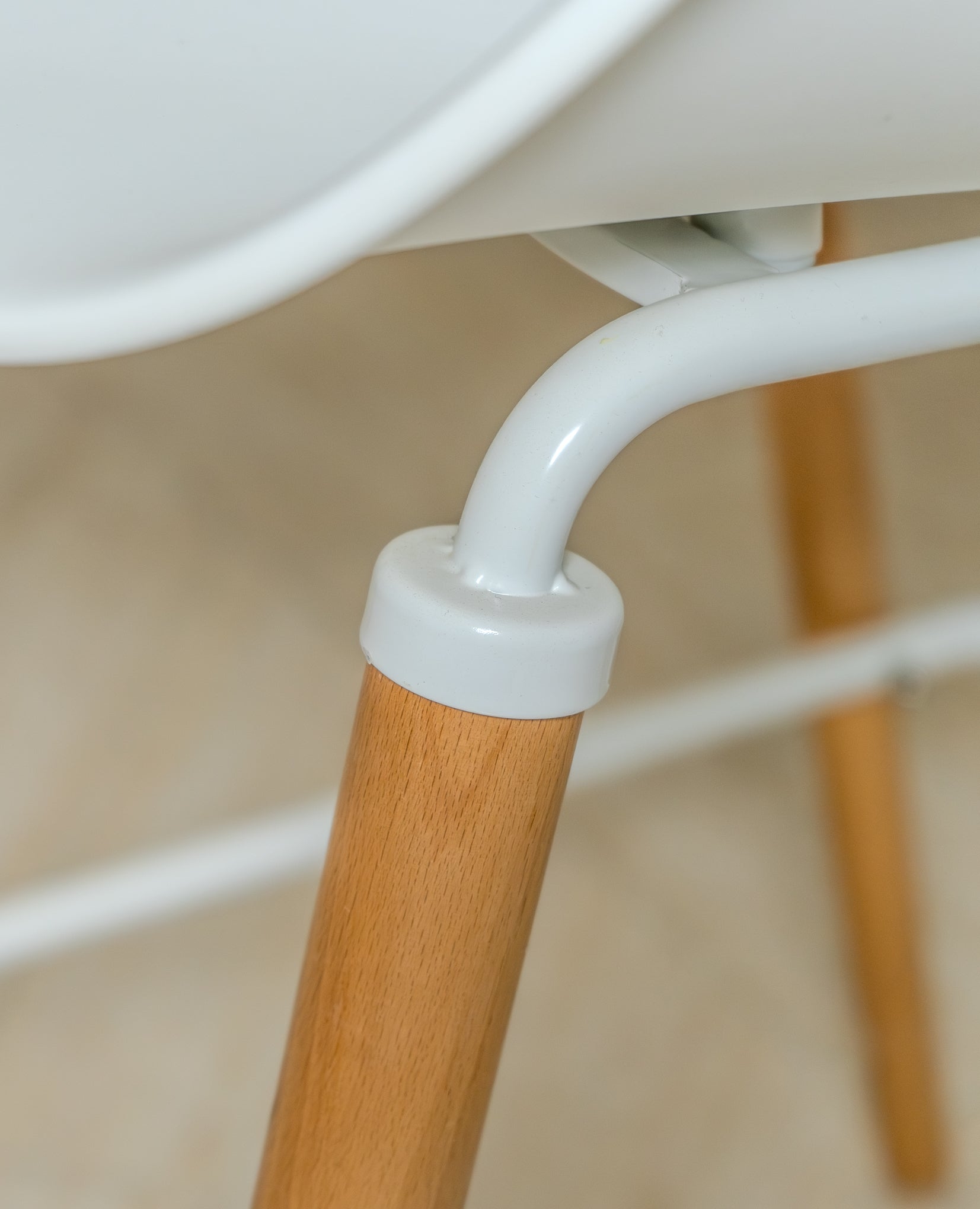 Casco Modern Bar Stool Armchair (Arctic White) – Scandinavian Style Shell Stool with Wooden Legs & Armrests (68cm) - Marcel Olsen