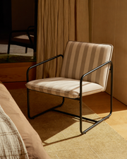 Sillón Berria de metal y tela a rayas (Arena Natural) – Outlet