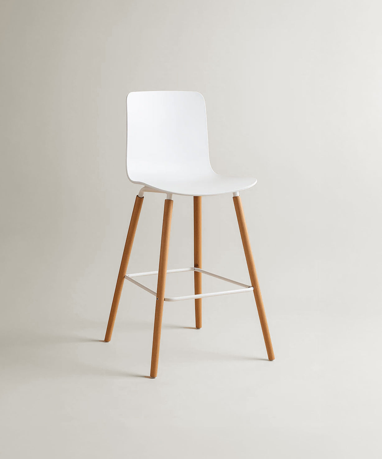 Casco Modern Bar Stool (Arctic White) – Scandinavian Style Shell Stool with Wooden Legs (66cm) (4 Units) Outlet Products - Marcel Olsen