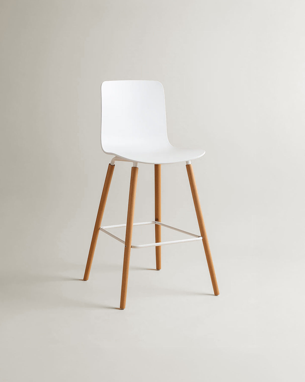 Casco Modern Bar Stool (Arctic White) – Scandinavian Style Shell Stool with Wooden Legs (66cm) (4 Units) Outlet Products - Marcel Olsen