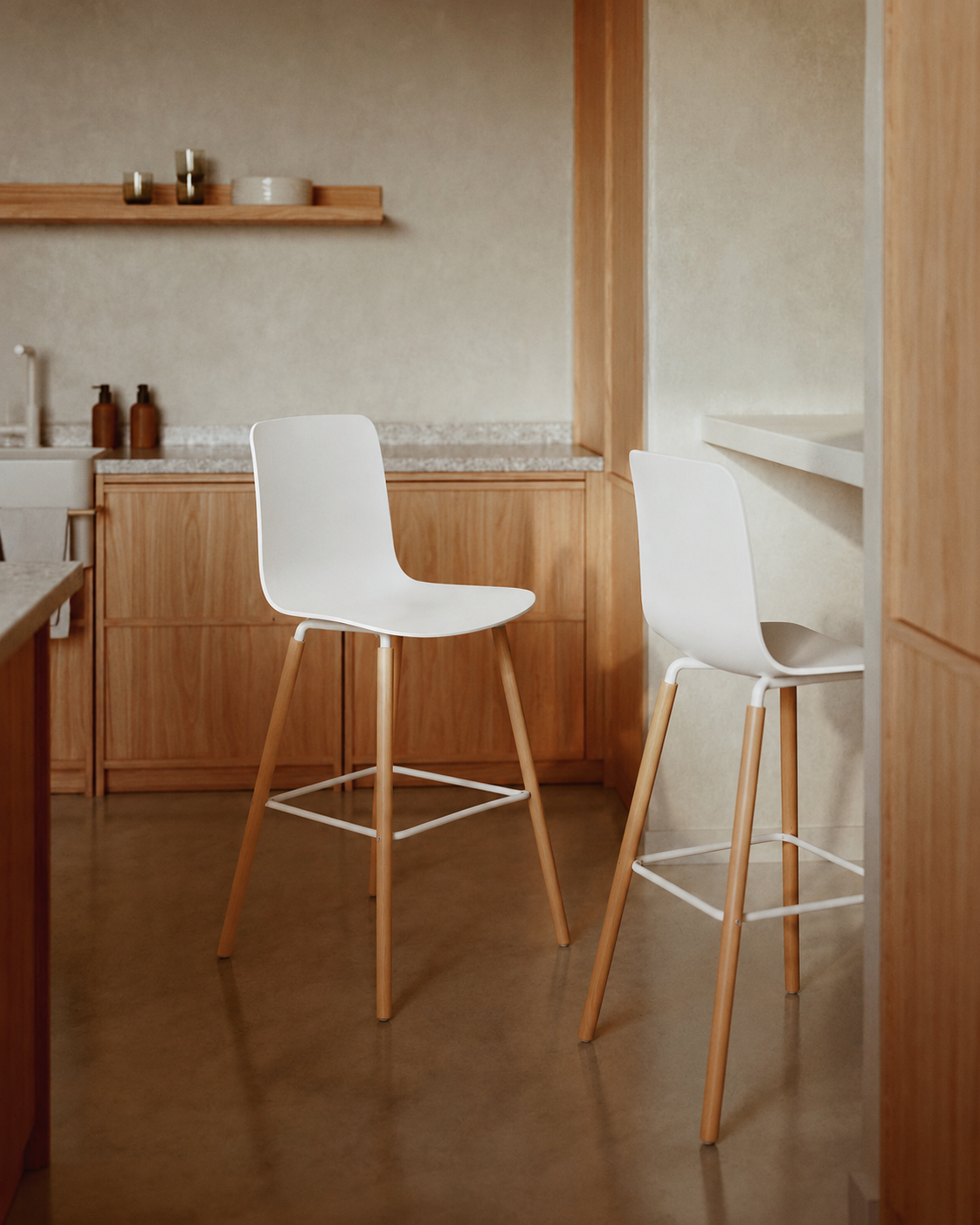 Casco Scandinavian Bar Stools – Set of 4 (Arctic White, Seat Height 63cm) – Outlet Outlet Products - Marcel Olsen