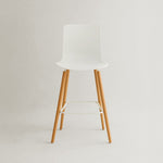 Casco Modern Bar Stool (Arctic White) – Scandinavian Style Shell Stool with Wooden Legs (66cm) (4 Units) Outlet Products - Marcel Olsen