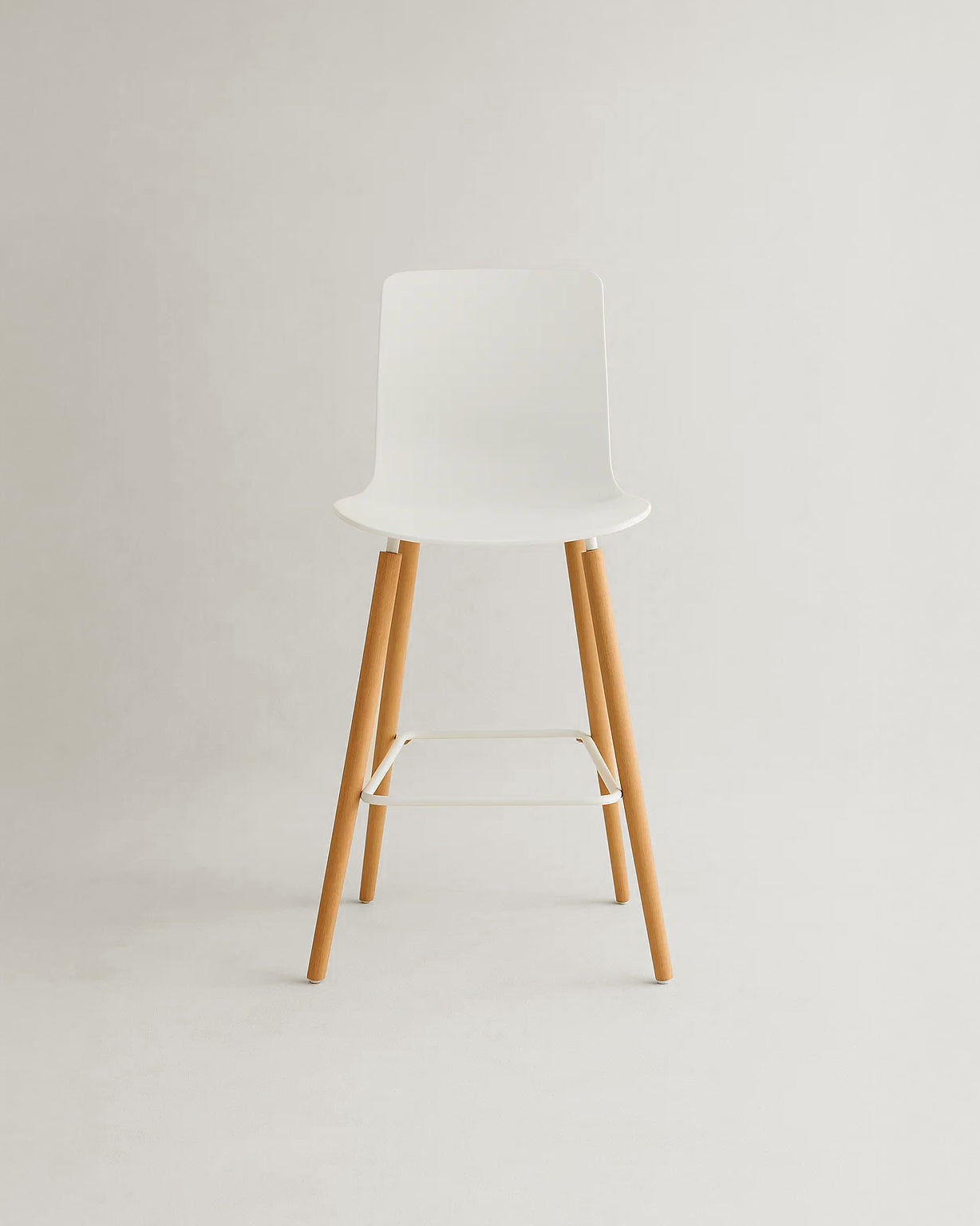 Casco Modern Bar Stool (Arctic White) – Scandinavian Style Shell Stool with Wooden Legs (66cm) (4 Units) Outlet Products - Marcel Olsen