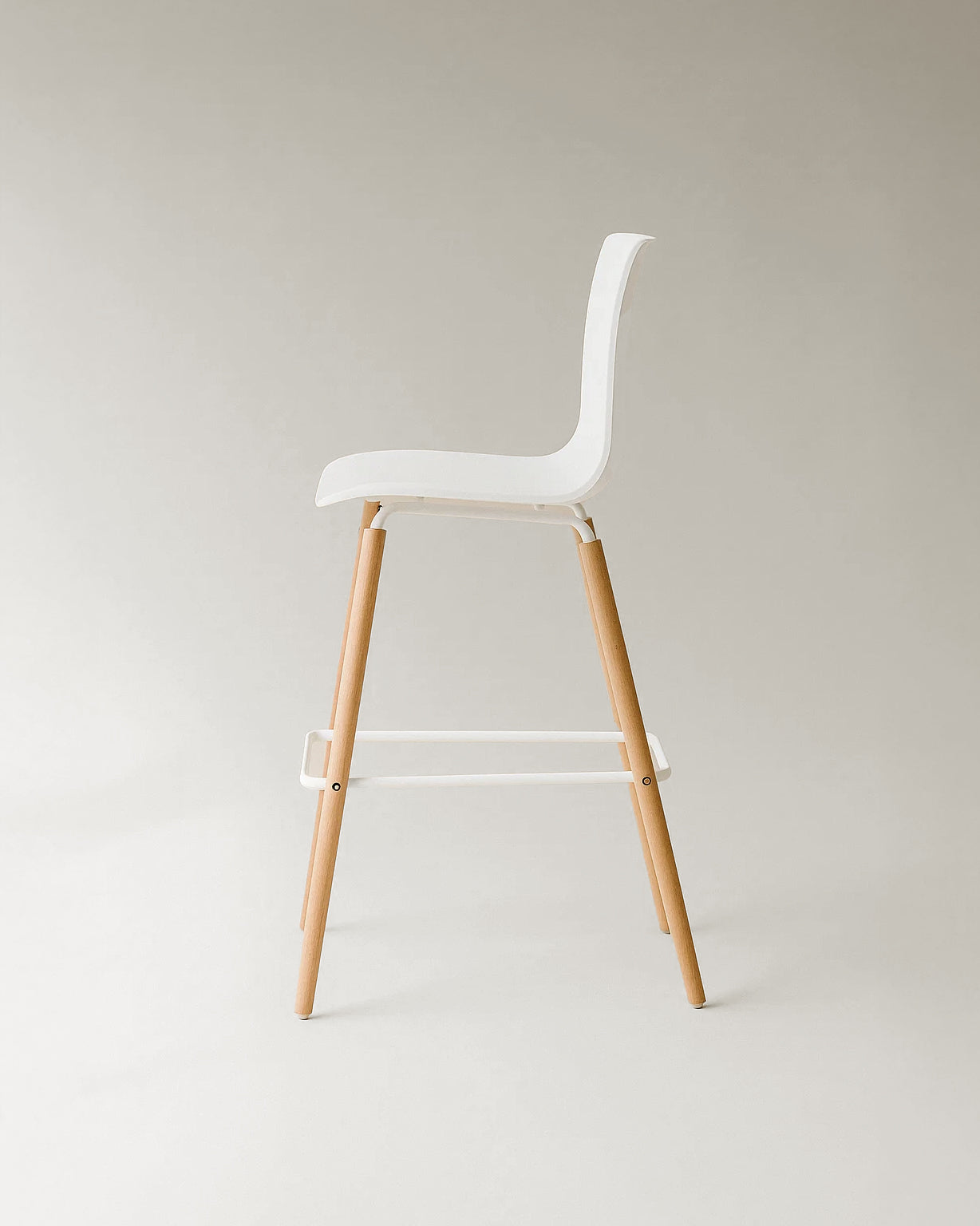 Casco Modern Bar Stool (Arctic White) – Scandinavian Style Shell Stool with Wooden Legs (66cm) (4 Units) Outlet Products - Marcel Olsen