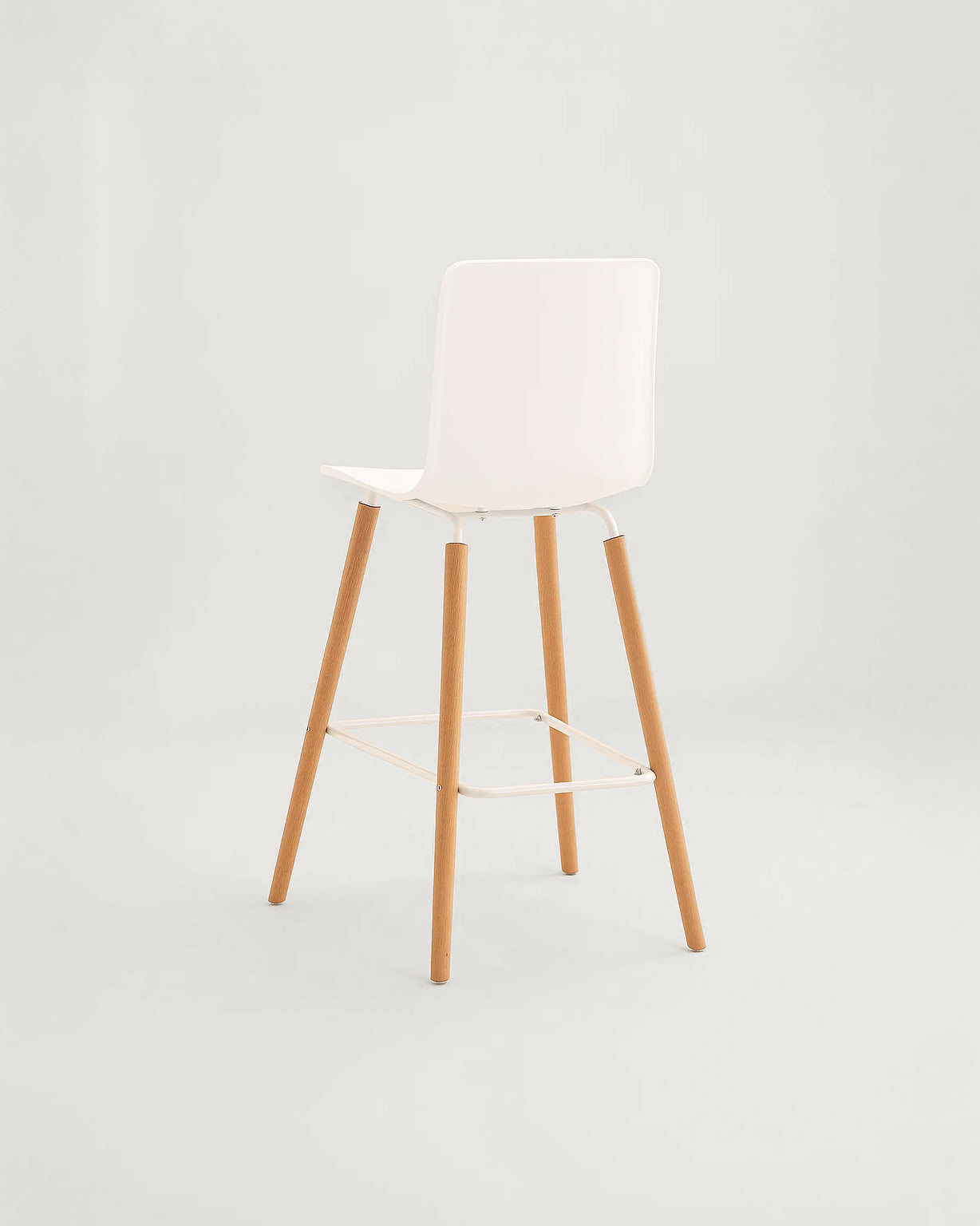 Casco Modern Bar Stool (Arctic White) – Scandinavian Style Shell Stool with Wooden Legs (66cm) (4 Units) Outlet Products - Marcel Olsen