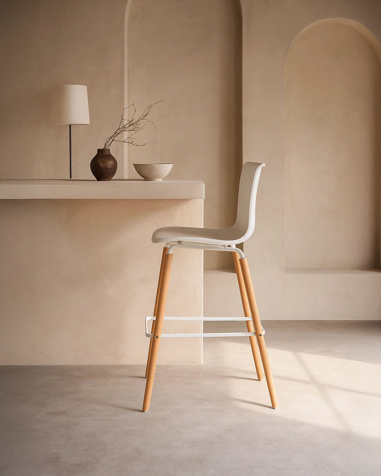 Casco Modern Bar Stool (Arctic White) – Scandinavian Style Shell Stool with Wooden Legs (66cm) (4 Units) Outlet Products - Marcel Olsen
