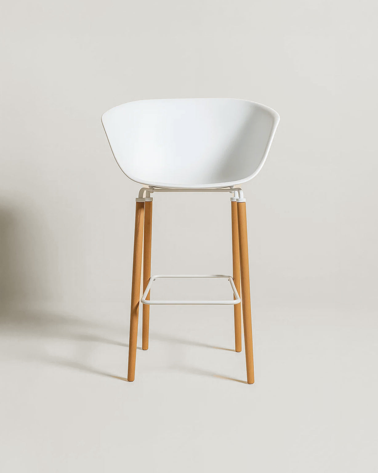 Casco Modern Bar Stool Armchair (Arctic White) – Scandinavian Style Shell Stool with Wooden Legs & Armrests (68cm) (4 Units) Outlet Products - Marcel Olsen