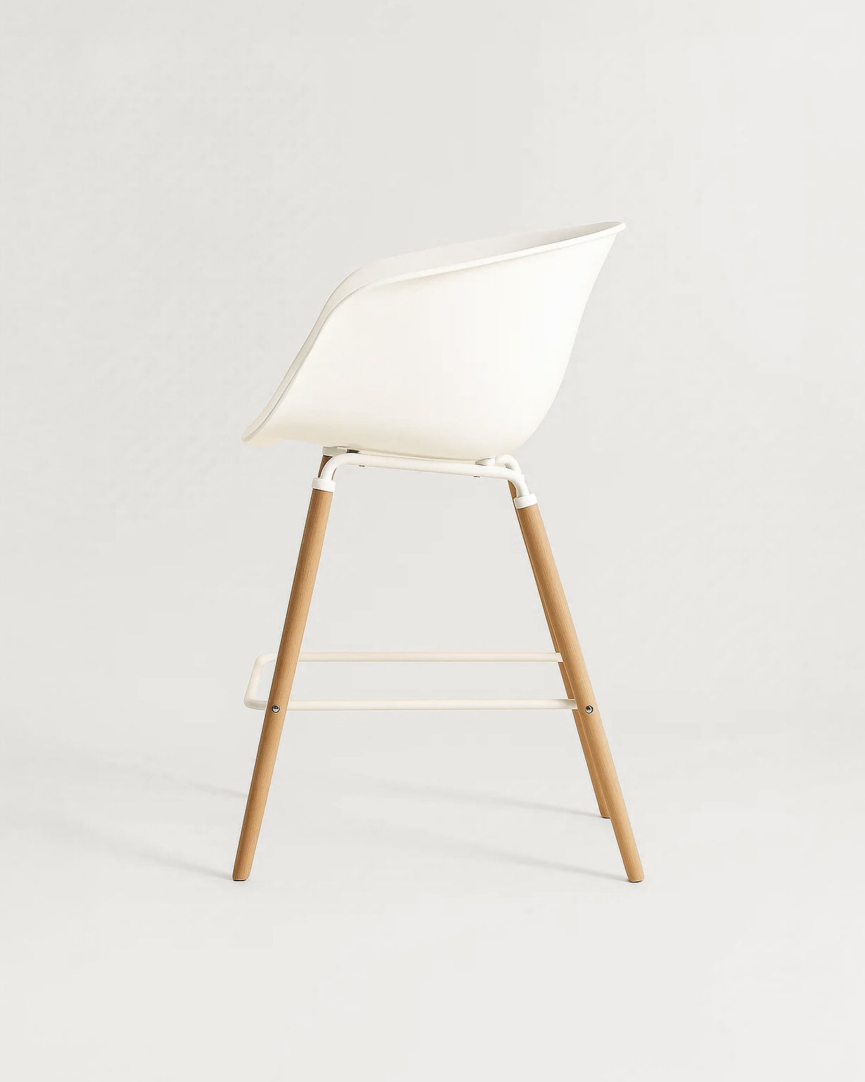 Casco Modern Bar Stool Armchair (Arctic White) – Scandinavian Style Shell Stool with Wooden Legs & Armrests (68cm) (4 Units) Outlet Products - Marcel Olsen