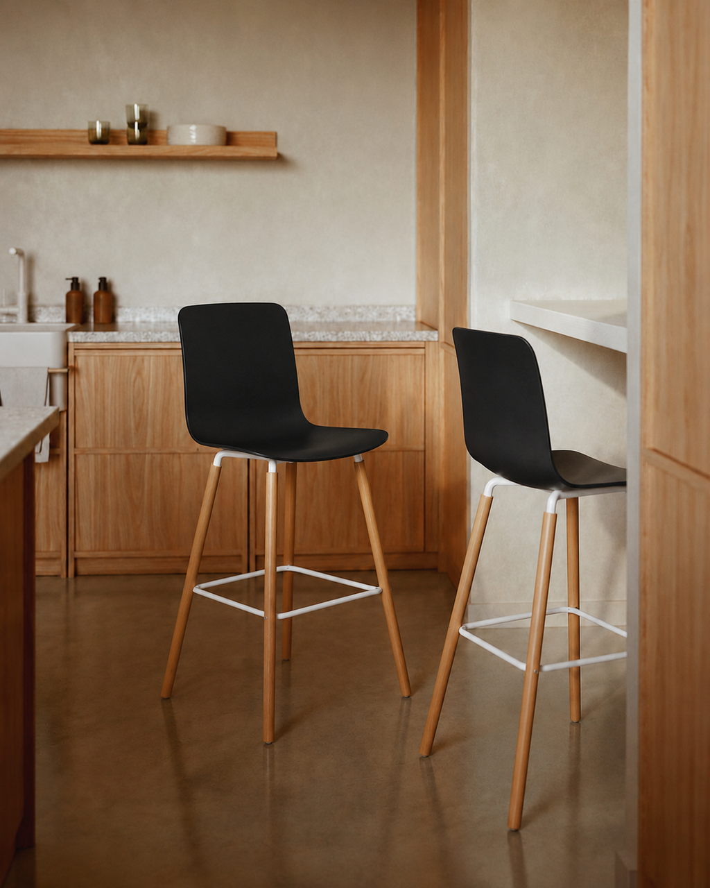 Casco Scandinavian Bar Stools – Set of 4 (Black/White, Seat Height 63cm) – Outlet Outlet Products - Marcel Olsen