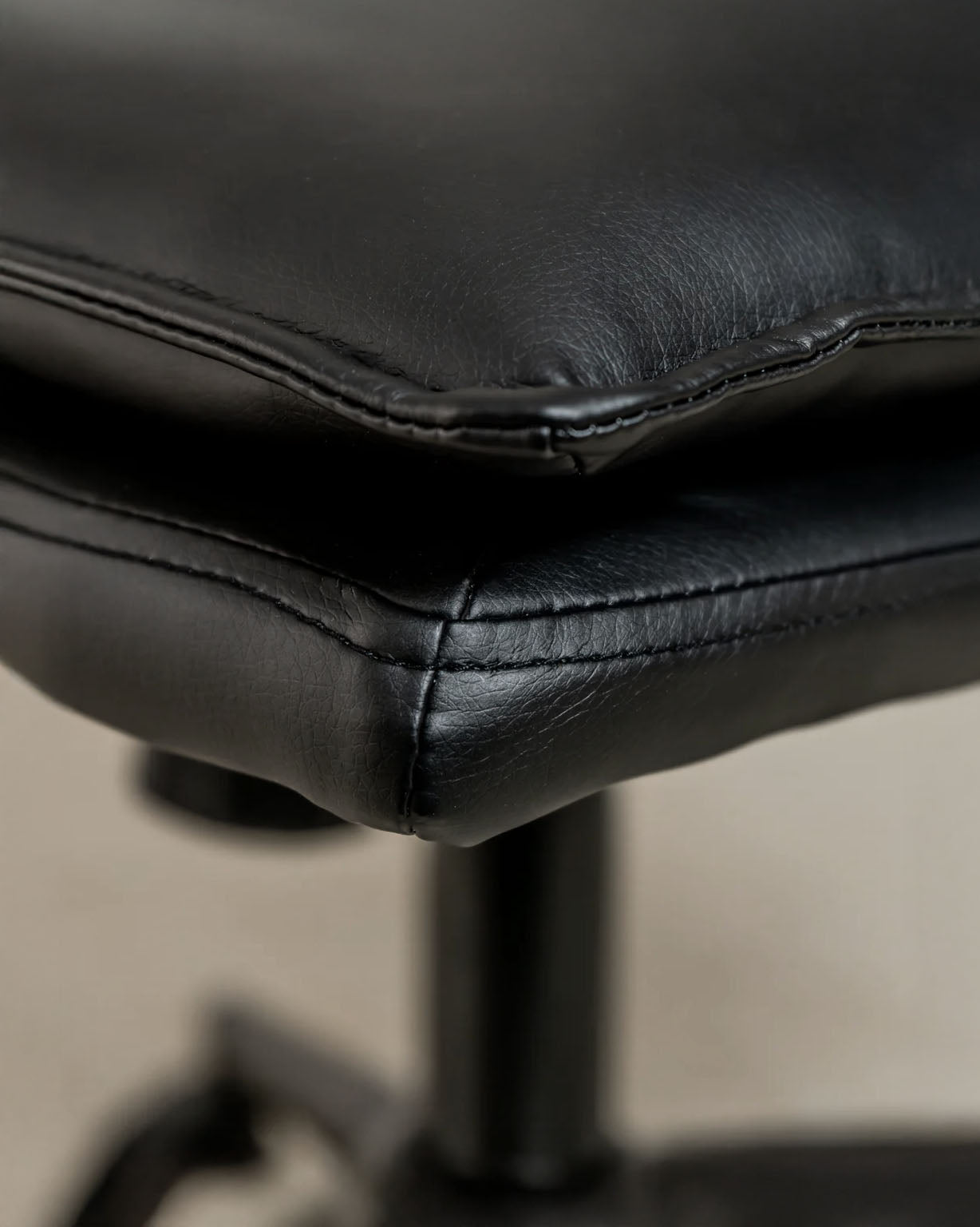 Executive Cushioned Office Chair (Black Faux Leather) – Mid-century Modern Swivel Desk Chair - Marcel Olsen