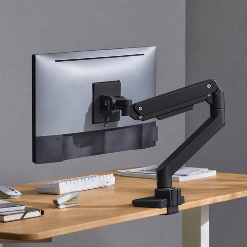 Schwarzer Gasfederarm am Schreibtisch, Rückansicht mit Monitor zur Veranschaulichung