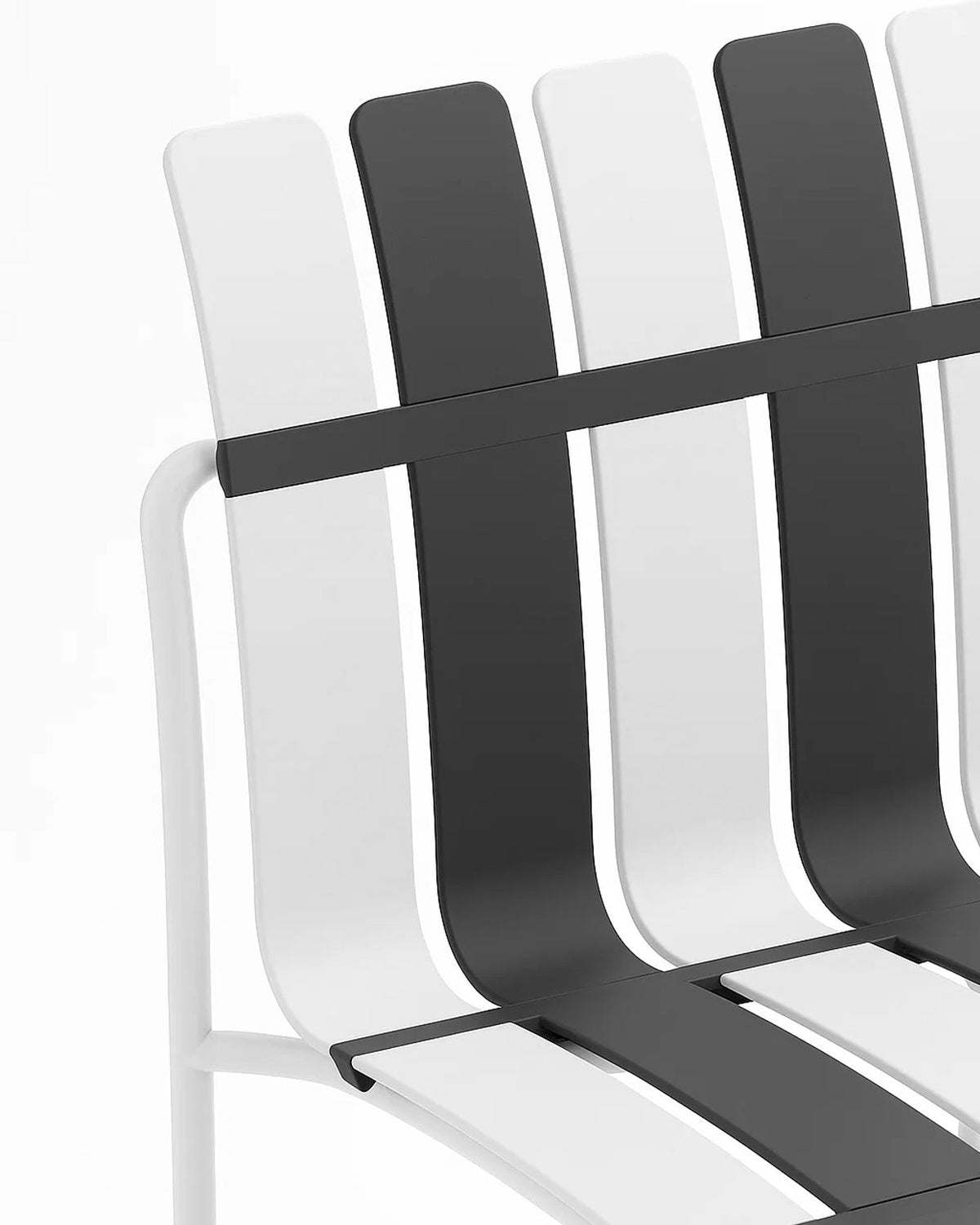 Close-up of the black-and-white plastic slats and white metal frame of the Ondara garden chair
