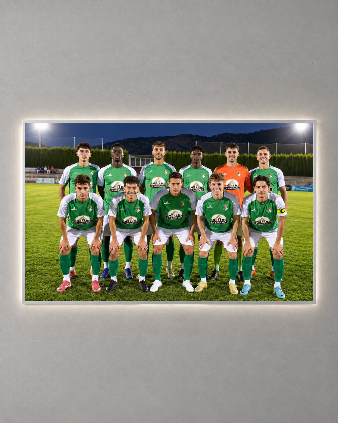 Cornice fotografica luminosa orizzontale color argento con foto di una squadra di calcio